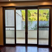 Porte coulissante en aluminium à cadre fin suspendu, style moderne intérieur, avec rail dissimulé synchronisé, sans encadrement au sol, pour villas