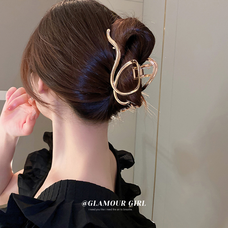 Flower Shaped Metal Claw Pearl Daisy
