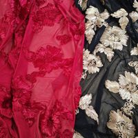 Tissu brodé en maille noire avec fleur beige, tissu en ruban à fleurs d'hibiscus 3D pour robe de femme, robe de mariée