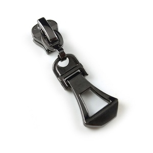 Tiradores de Cremallera Metálicos Personalizados con Logotipo en Dorado - Product Image 5