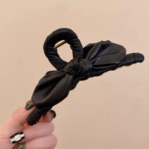 กิ๊บติดผมหนัง PU รูปโบว์ประดับลายฉลามสำหรับผู้หญิง เหมาะสำหรับงานพรอม ทันสมัย ทนทาน - Product Image 4