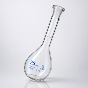 Fiole volumétrique en verre borosilicate LabElite 25 ml, haute précision, résistante à la chaleur, avec bouchon en verre - Product Image 3