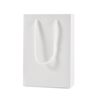 Sac en papier cosmétique recyclable avec poignée en ruban doré imprimé avec un logo de luxe personnalisé pour les petites entreprises, vente en gros et au détail