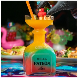 Bouteille de tequila en plastique réutilisable personnalisée de 750 ml avec <span class=keywords><strong>verre</strong></span> à <span class=keywords><strong>margarita</strong></span> géant arc-en-ciel pour les fêtes - Product Image 1