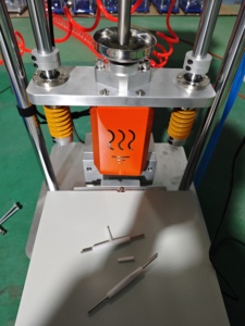 Machine de moulage par injection de plastique pneumatique manuelle verticale de bureau bibo ASB-60C pour les articles de nécessité quotidienne - Product Image 4