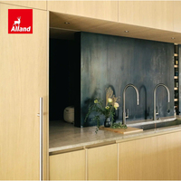 Ensemble d'armoires de cuisine Alland en chêne massif avec îlot double face, design ouvert, luxe, avec armoire supérieure flottante en bois sur mesure