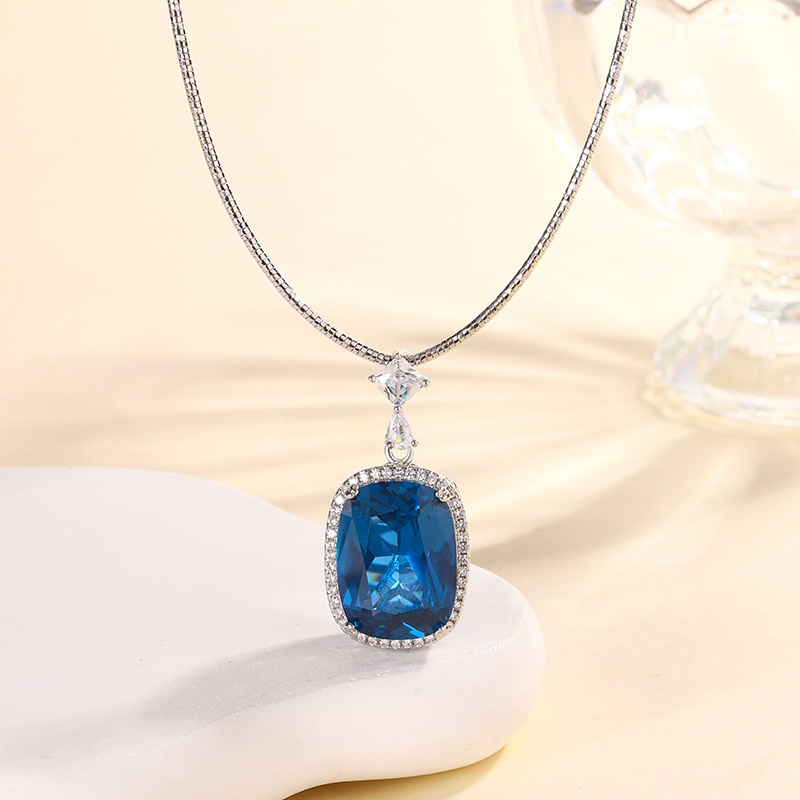 Pendentif en cristal pointu bleu avec chaîne légère