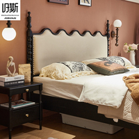 Lit Queen en bois massif avec tête de lit ondulée de style Mid-Century, revêtement crème, poteaux sculptés noirs, écologique et silencieux, idéal pour les maisons rétro et vintage