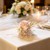 Fleur de poignet élastique en dentelle satinée bordeaux avec feuille or rose et perles pour demoiselle d'honneur, mariée, mariage, bal de promo, décoration