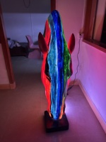 Sculpture de tête de cheval en FRP sur mesure, style moderne Pop Art, avec lampe LED au sol intégrant un motif animalier