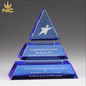 Premio Piramidal de Cristal K9 Azul Personalizado al por Mayor, Hecho a Mano, con Logotipo Grabado con Láser, Texto y <span class=keywords><strong>Caja</strong></span> de Regalo - Product Image 3