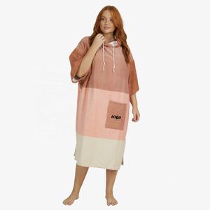Chine Usine Personnalisé Contraste Couleurs À Capuche Plage Surf Éponge À <span class=keywords><strong>Langer</strong></span> Robe Serviette Poncho pour Enfants Adultes - Product Image 1