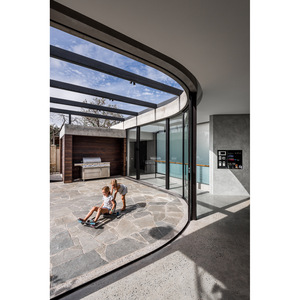 Villa moderna con estructura de acero ligero, residencia privada con paredes de vidrio y patio de piedra, espacio de vida al aire libre. - Product Image 4