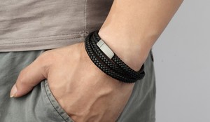 Gelang pasangan baja tahan karat, gaya baru gelang kulit tenun baja Titanium berlapis hitam gesper magnetik tali kepang pria - Product Image 3