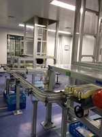 Élévateur de bouteilles à largeur réglable pour la production pharmaceutique et cosmétique