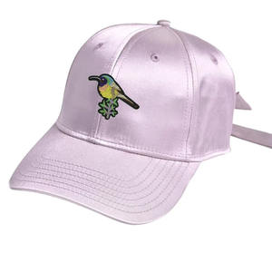 Casquette de baseball colorée en satin pour femmes avec nœud papillon à l'arrière Surface brillante Casquette de baseball en satin avec nœud en ruban pour femmes vente en gros - Product Image 2