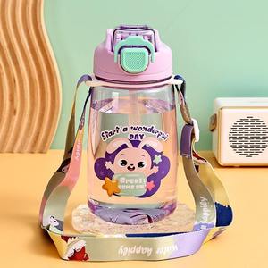 En stock – Bouteille <span class=keywords><strong>d</strong></span>'eau en plastique PC de 600 ml avec paille pour enfants, motif dessin animé, avec sangle <span class=keywords><strong>d</strong></span>'épaule pour l'école, les activités de plein air et les voyages - Product Image 1