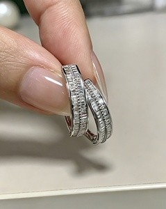 Pendientes de Aro Huggie Xinfly de Oro de 18k con Diamantes Naturales Baguette de 1.00ct, Dos Líneas con Engaste Pavé, Clásicos - Product Image 1