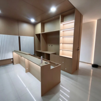 Comptoir d'accueil commercial avec vitrine haute intégrée, armoire de rangement LED, armoire murale de réception de bureau personnalisée