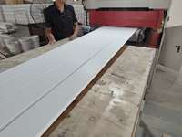 Plinthe en MDF blanc apprêté pour moulures, encadrements de portes et fenêtres, et finitions intérieures