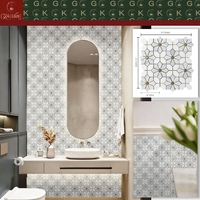 Mosaïque murale et de sol en marbre GOLDKING, blanc et gris Carrara avec accents dorés, taille personnalisée pour les projets d'hôtels et de spas