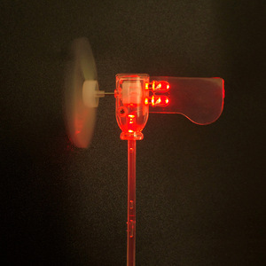 Mini modèle d'éolienne avec lumière LED rouge, jouet scientifique en plastique pour enfants, Kit éducatif pour enfants de 4 à 6 ans, fonctionnement manuel - Product Image 1
