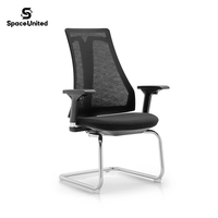 Chaises de réunion ergonomiques modernes SpaceUnited en maille avec base pivotante chromée, cadres blancs et noirs