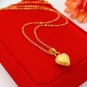 Collar <span class=keywords><strong>de</strong></span> cadena cubana <span class=keywords><strong>de</strong></span> cobre con colgante grueso chapado en oro <span class=keywords><strong>de</strong></span> 18 quilates con corazón impermeable Z H, regalo unisex, cadena para clavícula - Product Image 2