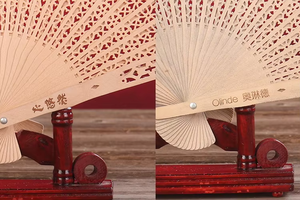 Éventail pliant vintage chinois ajouré en bois parfumé de style antique, idéal comme cadeau pour amis, mariages et festivals - Product Image 4