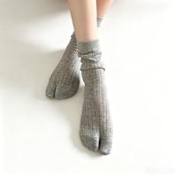 Calcetines OEM de algodón de color liso para mujer, estilo japonés Tabi, con diseño de costilla vertical, punta dividida y estilo holgado, venta al por mayor