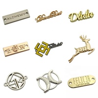 Logos de marque en métal de vêtements personnalisés Gravure en alliage de zinc Étiquette nominative Couture d'étiquettes en métal pour maillots de bain