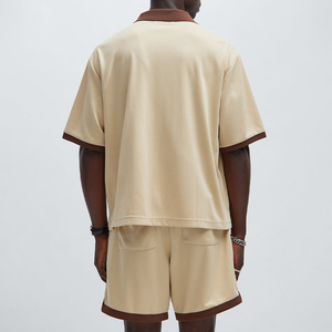 Ensemble deux pièces en polyester tricoté pour homme KingSen OEM, chemise boutonnée avec bordure contrastée et short à cordon de serrage, tenue décontractée d'été - Product Image 5