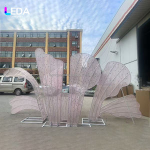 LEDA Nouvelle Arche de Mariage Personnalisable Amovible en Métal avec Appliques de Pétales en Gaze et Bandes Lumineuses Blanches pour Décoration d'Événements - Product Image 3