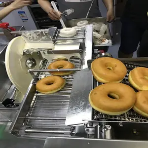 2019 sıcak satış tam otomatik kek pon de halka donut mini bilya şekli donut fritözü makinesi isteğe bağlı