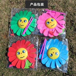Heiße neue <span class=keywords><strong>DIY</strong></span> Handheld Sonnenblume Windmühle Spielzeug Kreative Kunststoff Kindergarten Ornament Rotierende Windmühle - Product Image 3