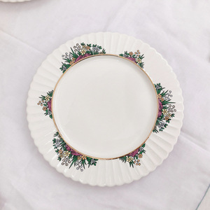 Assiette à dessert en relief blanc de 8 pouces à motif floral simple et moderne - Product Image 5