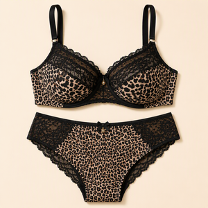 Ensemble de lingerie féminine à couvrance totale : Soutien-gorge à armatures en dentelle avec détails dorés et culotte taille haute assortie - Product Image 1