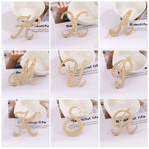 Broche de Letra Inicial com Pérola de Cristal, 26 Letras do Alfabeto, Broches de Liga de Zinco para Mulheres, Presente de Joias para Casamento e Festas - Product Image 3