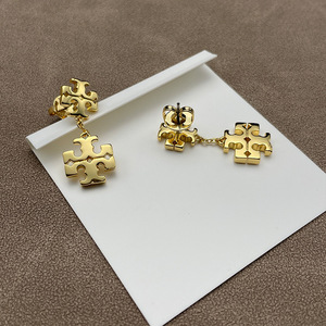 Châu Âu và Mỹ đơn giản và thời trang 18K mạ vàng đôi t Logo Bông tai thư Logo dangle Bông tai - Product Image 3