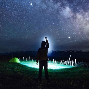 เน็กซ์ทูล ไฟฉายซูม 6 in 1 สำหรับกิจกรรมกลางแจ้ง ไฟฉายอเนกประสงค์แบบพกพา พร้อมเสียงเตือน 1000lm กันน้ำ แบตเตอรี่ 2600mAh ไฟฉาย LED - Product Image 3