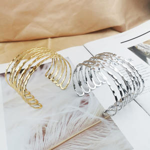 Ensemble <span class=keywords><strong>de</strong></span> bracelets en métal exagérés <span class=keywords><strong>de</strong></span> style européen et américain, bracelet creux, bracelet <span class=keywords><strong>de</strong></span> style street, bracelet à feuille, bracelet à note, bracelet à manchette tendance - Product Image 3