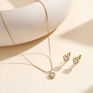 Ensemble collier et boucles d'oreilles en acier inoxydable plaqué or 18 carats avec zircon taillé en forme de cœur doré pour femmes, cadeau romantique pour mariage - Product Image 1