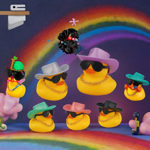 Adornos Decorativos para el Tablero del Auto, Mini Patitos de Goma Coloridos con Sombrero de Vaquero, Collar y Gafas de Sol, Juguetes para Niños - Product Image 3