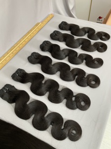 Extensions de cheveux humains bruts vietnamiens, ondulés naturels, alignés aux cuticules, 100 % non traités - Product Image 1
