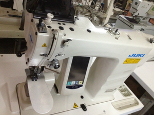 Machine à coudre industrielle Juki 2100 électronique d'occasion du Japon pour la pose de manches - Product Image 5