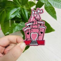 Vente en gros de patchs pour chapeau à paillettes personnalisés logo de mode brodé au fer à repasser sur chapeau de camionneur badge brodé