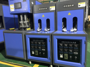 Machine de soufflage semi-automatique DEG-3L <span class=keywords><strong>pour</strong></span> bouteilles <span class=keywords><strong>d</strong></span>'<span class=keywords><strong>eau</strong></span> en PET avec moteur et <span class=keywords><strong>pompe</strong></span> PLC <span class=keywords><strong>pour</strong></span> des bouteilles en plastique écologiques - Product Image 4