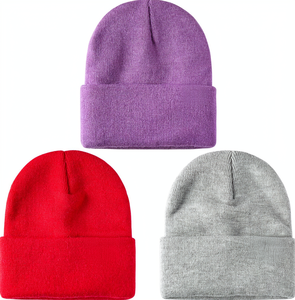 Casquette d'hiver tricotée unisexe en polyester, motif lettres lumineuses dans le noir, design de logo personnalisé, idéale pour les voyages - Product Image 1