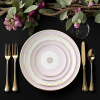 Assiettes de présentation roses avec bordure dorée, assiettes en porcelaine fine pour mariage, vente en gros en usine