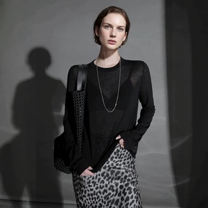 Suéter de Punto <span class=keywords><strong>Transparente</strong></span> Negro Minimalista Personalizado para <span class=keywords><strong>Mujer</strong></span>, Cuello Redondo, Manga Larga, Delgado, de Cachemira, para Usar <span class=keywords><strong>en</strong></span> Capas - Product Image 4